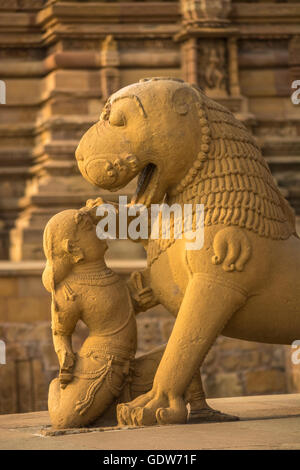 Komplizierten Stein Skulptur Details der Apsara und Löwen in einem Tempel, Khajuraho, Chhatarpur Bezirk, Madhya Pradesh, Indien Stockfoto