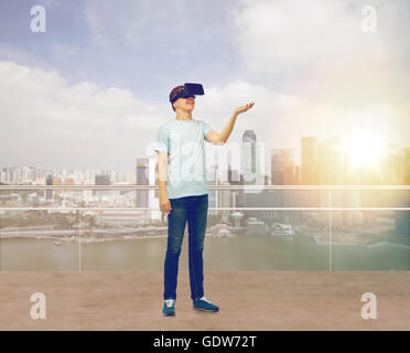 glücklicher Mensch in virtual-Reality-Kopfhörer oder 3d Brille Stockfoto