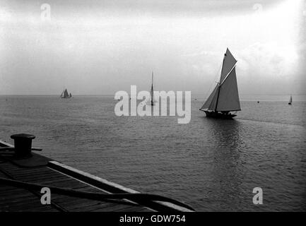 AJAXNETPHOTO. 1911 / 12 CA. OBAN, SCHOTTLAND. -REGATTA - SEGELN IN DER BUCHT VON OBAN, SCHOTTLAND EDWARDIAN. FOTO: AJAX VINTAGE BILDERSAMMLUNG. REF: YAR OBAN 1900S 80201 05) Stockfoto