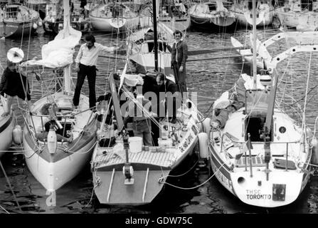 AJAXNETPHOTO. 6. JUNI 1980. PLYMOUTH, ENGLAND.  -OSTAR 1980 - EINHAND-RENNEN - DREI VON DEN KLEINSTEN BOOTEN IN DIESEM RENNEN - DREAM WEAVER (USA), EINERSEITS KLATSCHENDEN (UK) UND OLYMPUS SEGELN (CAN). FOTO: JONATHAN EASTLAND/AJAX-REF: () YAR OSTAR FLEET 1980 02 Stockfoto