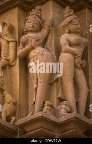 Komplizierte Stein Skulptur Detail Apsara in einem Tempel, Khajuraho, Chhatarpur Bezirk, Madhya Pradesh, Indien Stockfoto