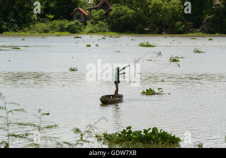 ein Fischer auf dem Mond-Fluß in der Nähe von der Stadt Ubon Ratchathani in der Provinz Ubon Rachathani in der Region Isan im North Stockfoto