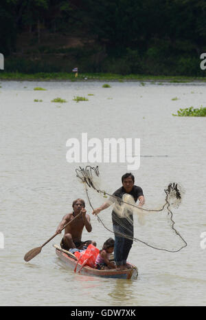 ein Fischer auf dem Mond-Fluß in der Nähe von der Stadt Ubon Ratchathani in der Provinz Ubon Rachathani in der Region Isan im North Stockfoto