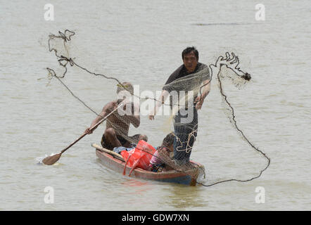 ein Fischer auf dem Mond-Fluß in der Nähe von der Stadt Ubon Ratchathani in der Provinz Ubon Rachathani in der Region Isan im North Stockfoto