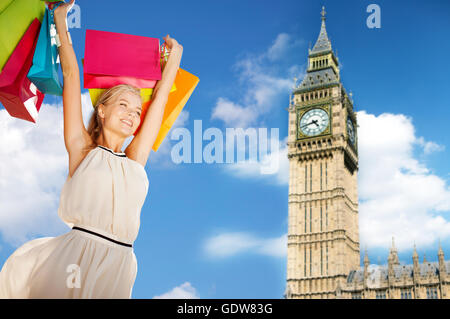 junge glückliche Frau mit Einkaufstüten über big ben Stockfoto