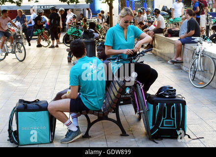 Deliveroo Fahrradkuriere warten nächsten Auftrag in Zentral-Bordeaux, Frankreich Stockfoto