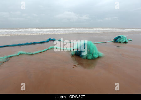 FISCHERNETZE AM MEER-STRAND. Stockfoto