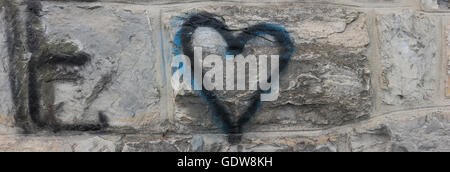 Neue, Graffiti, gesprüht auf einer Stein-, Ziegel-, Wand, mit der ein Buchstabe E auf das Mauerwerk, mit dem schwarzen Wesen, über der Oberseite besprüht Stockfoto