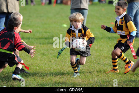 Kinder Junior Tag Rugby Aktion Großbritannien Kinder Kindersport Gesunde Aktivität Sport Jungen Sport Stockfoto