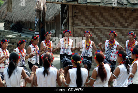 Das Bild des Pochury Stammes Mädchen in Bewegung beim Hornbill Festival, Nagaland, Indien Stockfoto