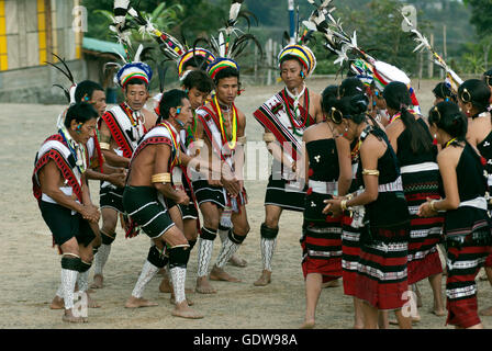 Das Bild der Angami Naga Stamm Männer Hornbill Festival, Nagaland, Indien Stockfoto