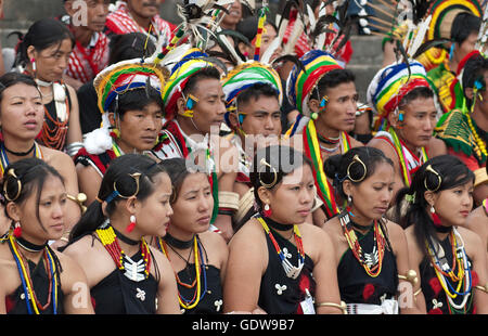 Das Bild der Angami Naga Stamm Männer Hornbill Festival, Nagaland, Inda Stockfoto