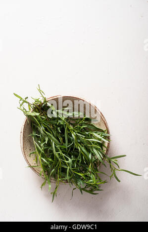 Frischen Estragon auf einem Tisch Stockfoto