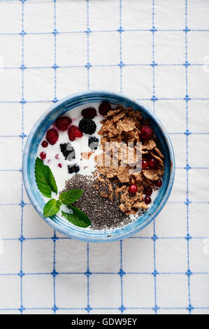 Frühstück mit Chia-Samen, Beeren und Getreide Stockfoto