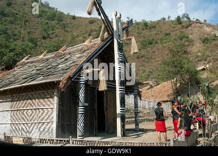 Das Bild des Pochury Stammes Mädchen und Hütte Hornbill Festival, Nagaland, Indien Stockfoto