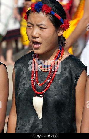 Das Bild des Pochury Stammes Mädchen singen Hornbill Festival, Nagaland, Indien Stockfoto