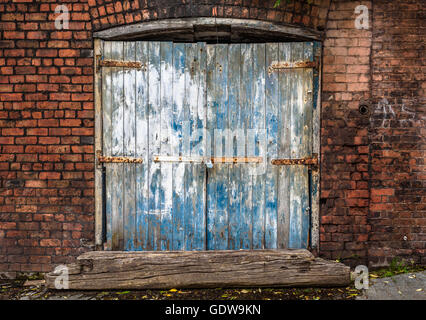 Alten Backstein-Lagerhalle Schuppen mit Grunge Holztüren. Stockfoto