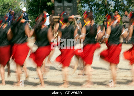 Das Bild des Pochury Stammes Mädchen in Bewegung beim Hornbill Festival, Nagaland, Indien Stockfoto