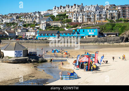 Häuser, Hotels und Apartments mit Blick auf den Strand von Perranporth in Cornwall, England, UK Stockfoto