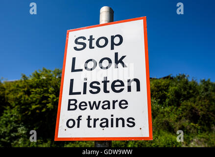 Eine Eisenbahn Fußgängerüberweg Zeichen Warnung in England. Stockfoto