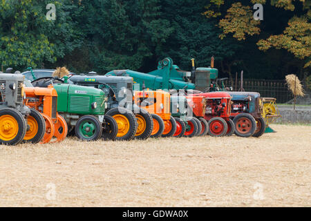 Detail der alten Traktoren in Perspektive, landwirtschaftliches Fahrzeug, Landleben Stockfoto