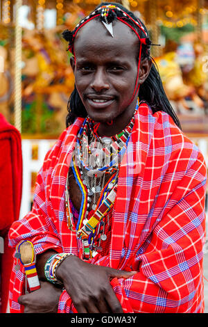 Ein afrikanischer Mann gekleidet In traditioneller Tracht auf Hastings Pier während der jährlichen Pirate Day Festival, Hastings, Sussex, UK Stockfoto