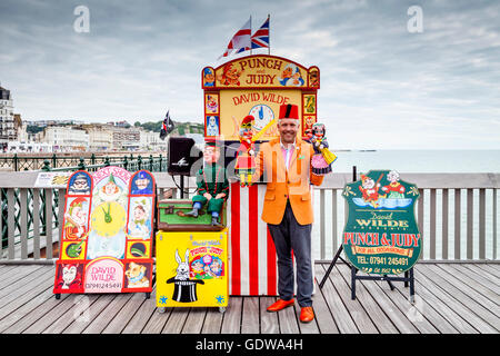 Kinder Entertainer David Wilde mit seinem Punch und Judy Marionetten, Hastings Pier, Hastings, Sussex, UK Stockfoto