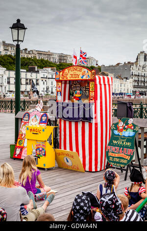 Leute zu beobachten, eine traditionelle Punch und Judy Show am Hastings Pier, Hastings, Sussex, UK Stockfoto