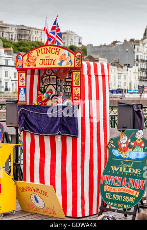 David Wildes traditionelle Punch and Judy Show durchgeführt auf Hastings Pier, Hastings, Sussex, UK Stockfoto