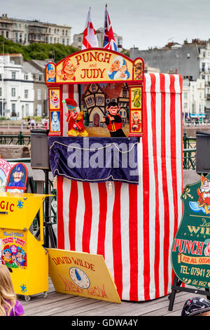 David Wildes traditionelle Punch and Judy Show durchgeführt auf Hastings Pier, Hastings, Sussex, UK Stockfoto