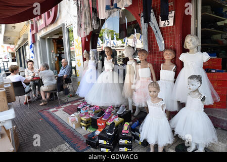 Ein Kleidungsgeschäft mit Schaufensterpuppen gekleidet mit Brautkleider & Diners bei einer Bordsteinkante Caffe in Daliyat El-Karmel, das größte Dorf der Drusen in Israel Stockfoto