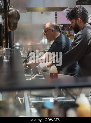 Koch Yisrael Aharoni Kochen in seinem "Hiro, Bar im freien Stil Ramen" Restaurant in Sarona Markt, Tel Aviv, Israel Stockfoto