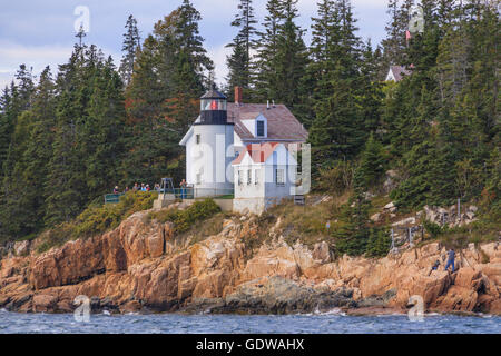 Bass Harbor Head Lighthouse auf Mount Desert Island, Maine. Dieser Leuchtturm wurde 1858 erbaut und liegt an einer roten Felsenklippe. Stockfoto