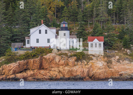 Bass Harbor Head Leuchtturm auf Mount Desert Island, Maine. 1858 erbaute, klammert sich dieser Leuchtturm an der Seite der roten Felsen Stockfoto