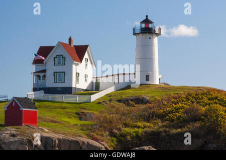 Cape Neddick Lighthouse, auch bekannt als York Leuchtturm sowie die "Nubble Light," befindet sich in der Nähe der alten kolonialen Stadt von York. Stockfoto