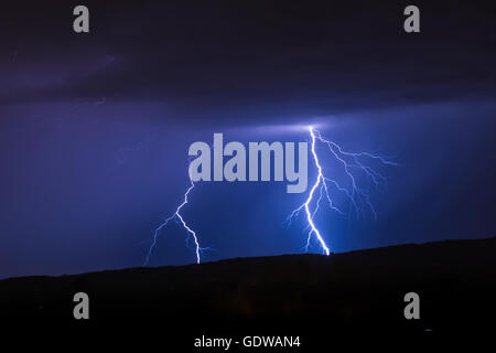 Doppel Blitz im blauen Himmel bei Sturm Stockfoto