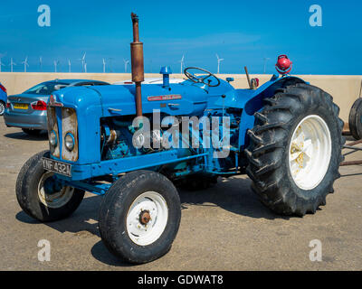 Ein 1963 Fordson Super großen Fischer Traktor für den Start ein Boot vom Strand geparkt auf Redcar Promenade Stockfoto