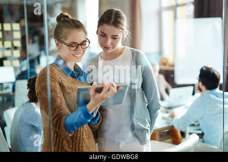 Frauen arbeiten im Büro Stockfoto