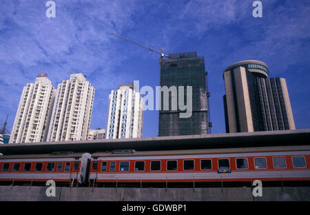 der Bahnhof in der Stadt Shenzhen nördlich von Hongkong in der Provinz Guangdong in China in Ostasien. Stockfoto