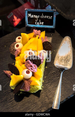 Mango-Käsekuchen auf Platte Stockfoto