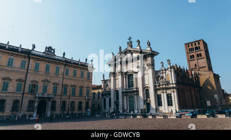 Mantua (Lombardei, Italien) - alte Gebäude auf dem Hauptplatz der Stadt, Piazza Sordello, an einem Sommerabend Stockfoto