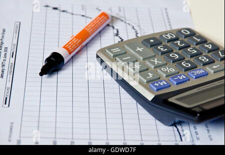 Rechner auf Business-Papier-Grafik. Stockfoto