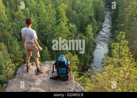 Wanderer auf großer Stein Stockfoto