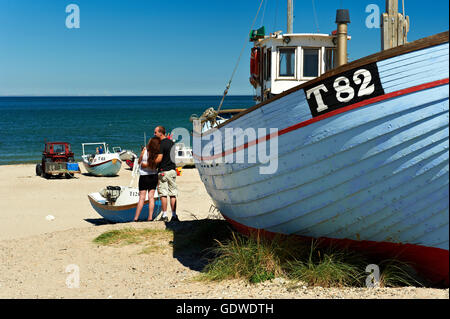 Junges Paar am Strand von Nr. Vorupoer (Nr. Vorupør), ein malerisches Fischerdorf an der Westküste von Jütland, Dänemark Stockfoto