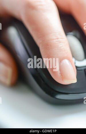 Frau hand auf Computer-Maus Stockfoto