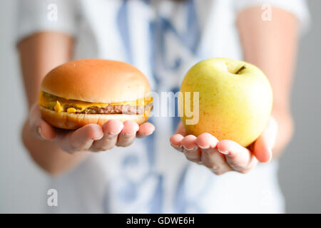 Wählen Sie zwischen Junk-Food im Vergleich zu gesunden Ernährung Stockfoto