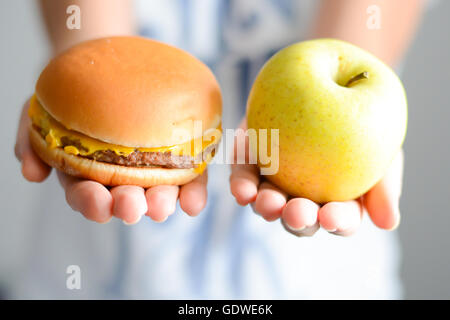 Wählen Sie zwischen Junk-Food im Vergleich zu gesunden Ernährung Stockfoto