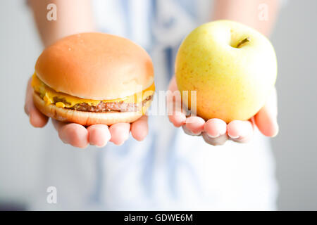 Wählen Sie zwischen Junk-Food im Vergleich zu gesunden Ernährung Stockfoto