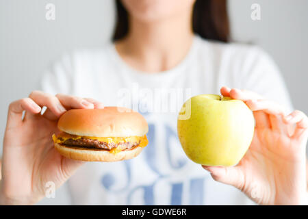 Wählen Sie zwischen Junk-Food im Vergleich zu gesunden Ernährung Stockfoto