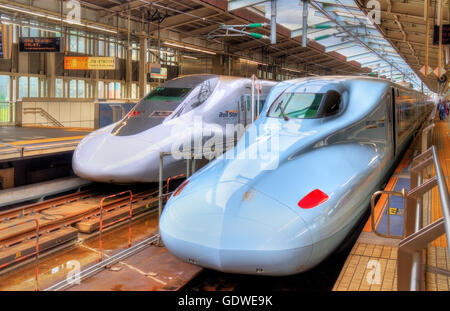 Shinkansen-Züge am Bahnhof Shin-Osaka. Stockfoto